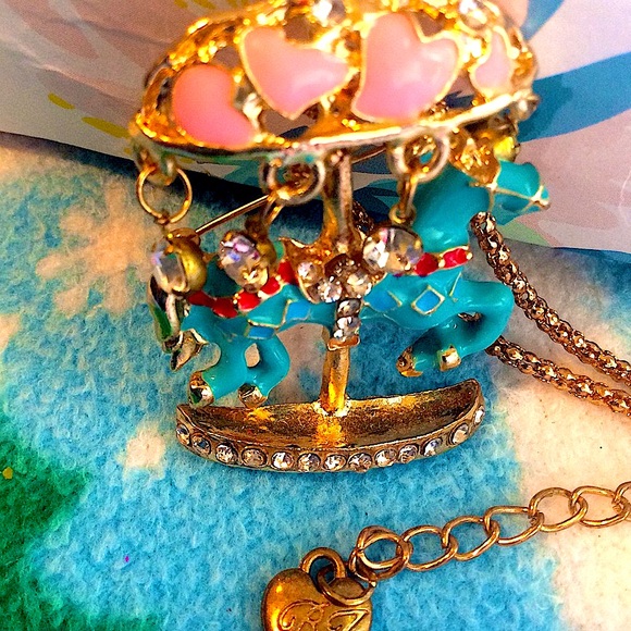 2-in-1 necklace/pin crystal charm carousel pony 💕 merry-go-round valentine's Day - Picture 7 of 7